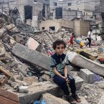 En 2025, las fuerzas israelíes intensificaron sus atrocidades, que incluyeron crímenes de guerra, crímenes de lesa humanidad y actos de genocidio, así como limpieza étnica contra la población palestina en Gaza. Mataron, mutilaron, provocaron hambrunas y desplazaron por la fuerza a palestinos, y destruyeron sus hogares, escuelas e infraestructura en una escala que no registra precedentes en la historia reciente de Israel y Palestina.